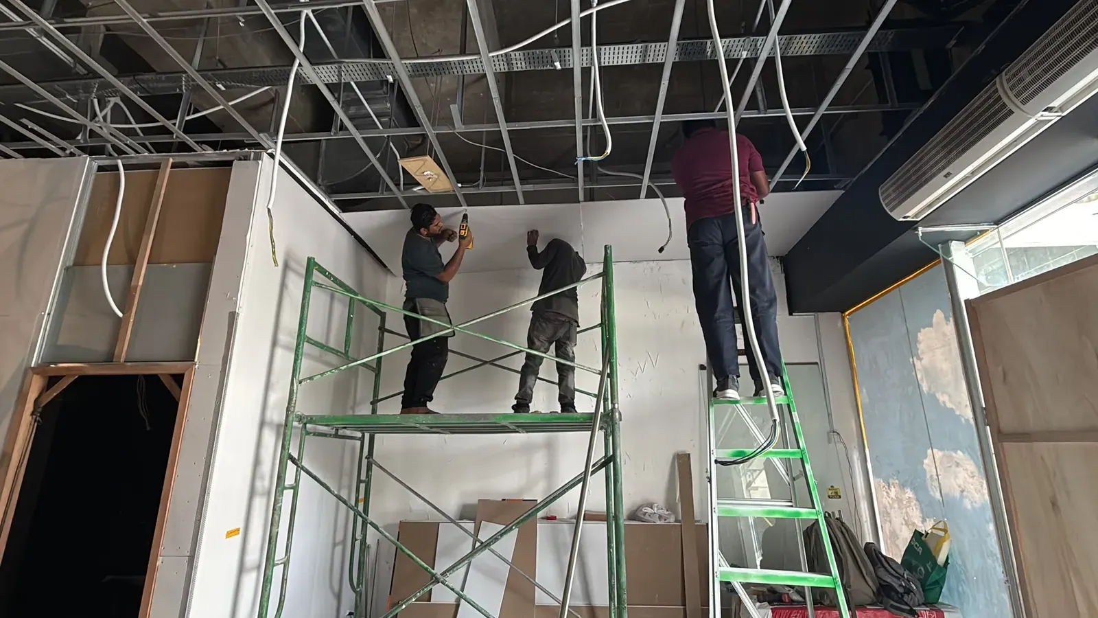 Perimeter L-box false ceiling structure showing aligned level joints