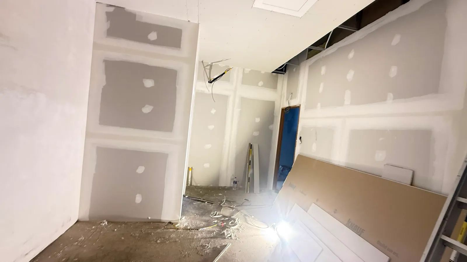 Large Format Porcelain Tile Screeding & Levelling